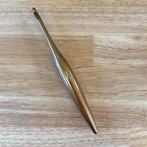 Furls Limited Edition Bronze Streamline Metal Crochet Hook - Size J (6.0 mm)